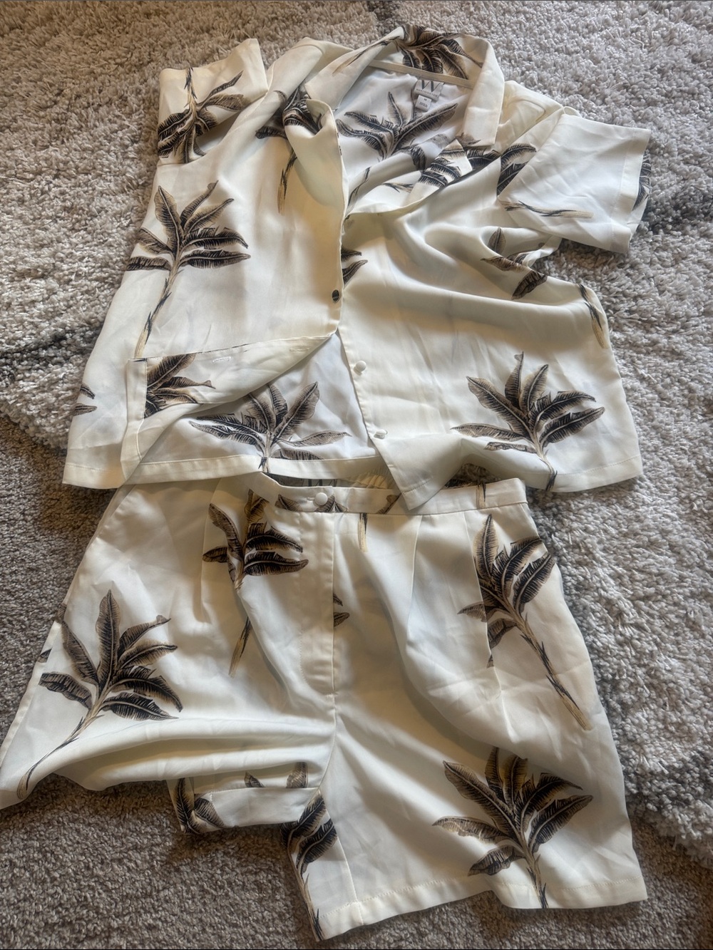 Cute short set for Spring Summer! Neutral tones!!